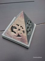 (Bild für) Speckstein Pyramide 11x 11cm mit OM Zeichen