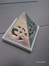 Speckstein Pyramide 11x 11cm mit OM Zeichen