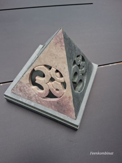 Speckstein Pyramide 11x 11cm mit OM Zeichen - zum Schließen ins Bild klicken