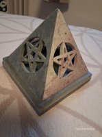 (Bild für) Speckstein Pyramide 11x 11cm mit Pentagram