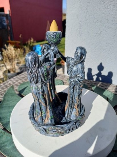 Rückflusskegel Brunnen -Jungfrau, Mutter, Weise - 18 cm - zum Schließen ins Bild klicken